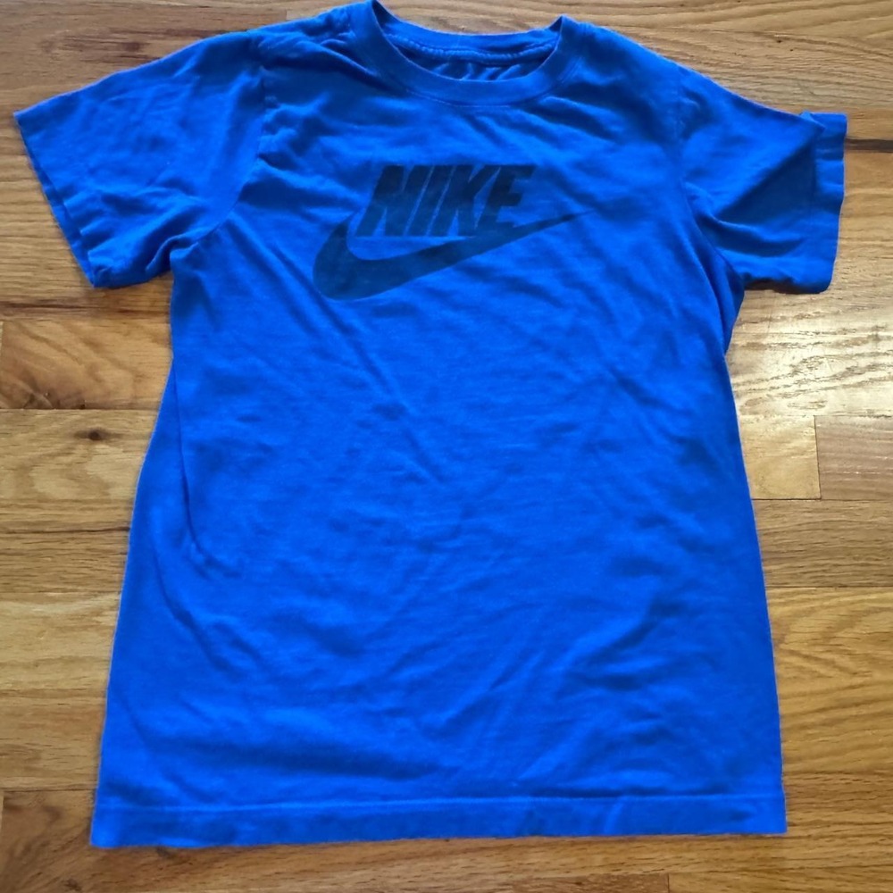 Boys Nike T-shirt size medium 10/12  see measurements